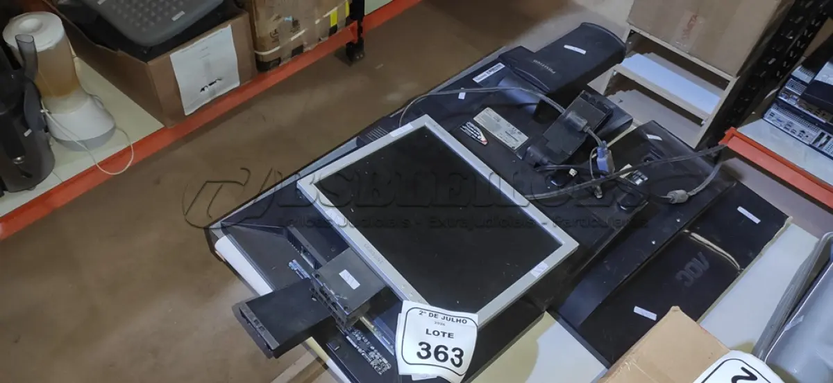 LOTE 363 - 05 MONITORES DE MARCAS E MODELOS DIVERSOS. (NO ESTADO) ATENÇÃO! FAZER A VISITAÇÃO ANTES DE ARREMATAR, NÃO SABEMOS SE FUNCIONA, LEILÃO NÃO TEM GARANTIA E NEM DEVOLUÇÃO, SUJEITO A POSSÍVEIS AVARIAS VISÍVEIS/OCULTAS E/OU AUSÊNCIA DE COMPONENTES.