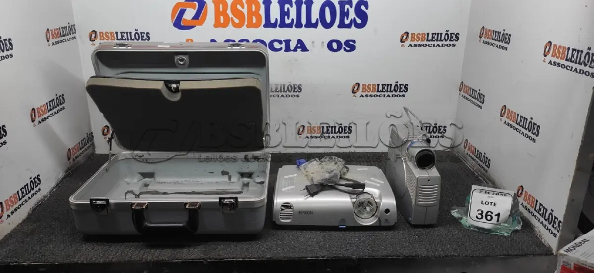 LOTE 361 - 01 PROJETOR COM CABO MARCA EPSON, 01 PROJETOR MARCA OPTOMA E 01 CASE. (NO ESTADO) ATENÇÃO! FAZER A VISITAÇÃO ANTES DE ARREMATAR, NÃO SABEMOS SE FUNCIONA, LEILÃO NÃO TEM GARANTIA E NEM DEVOLUÇÃO, SUJEITO A POSSÍVEIS AVARIAS VISÍVEIS/OCULTAS E/OU AUSÊNCIA DE COMPONENTES.