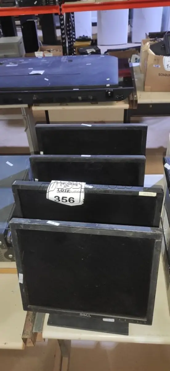 LOTE 356 - 04 MONITORES MARCA DELL. (NO ESTADO) ATENÇÃO! FAZER A VISITAÇÃO ANTES DE ARREMATAR, NÃO SABEMOS SE FUNCIONA, LEILÃO NÃO TEM GARANTIA E NEM DEVOLUÇÃO, SUJEITO A POSSÍVEIS AVARIAS VISÍVEIS/OCULTAS E/OU AUSÊNCIA DE COMPONENTES.