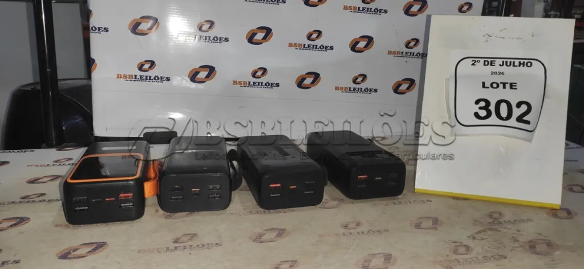 LOTE 302 - 04 POWER BANK DE MARCAS DIVERSAS. (NO ESTADO) ATENÇÃO! FAZER A VISITAÇÃO ANTES DE ARREMATAR, NÃO SABEMOS SE FUNCIONA, LEILÃO NÃO TEM GARANTIA E NEM DEVOLUÇÃO, SUJEITO A POSSÍVEIS AVARIAS VISÍVEIS/OCULTAS E/OU AUSÊNCIA DE COMPONENTES.