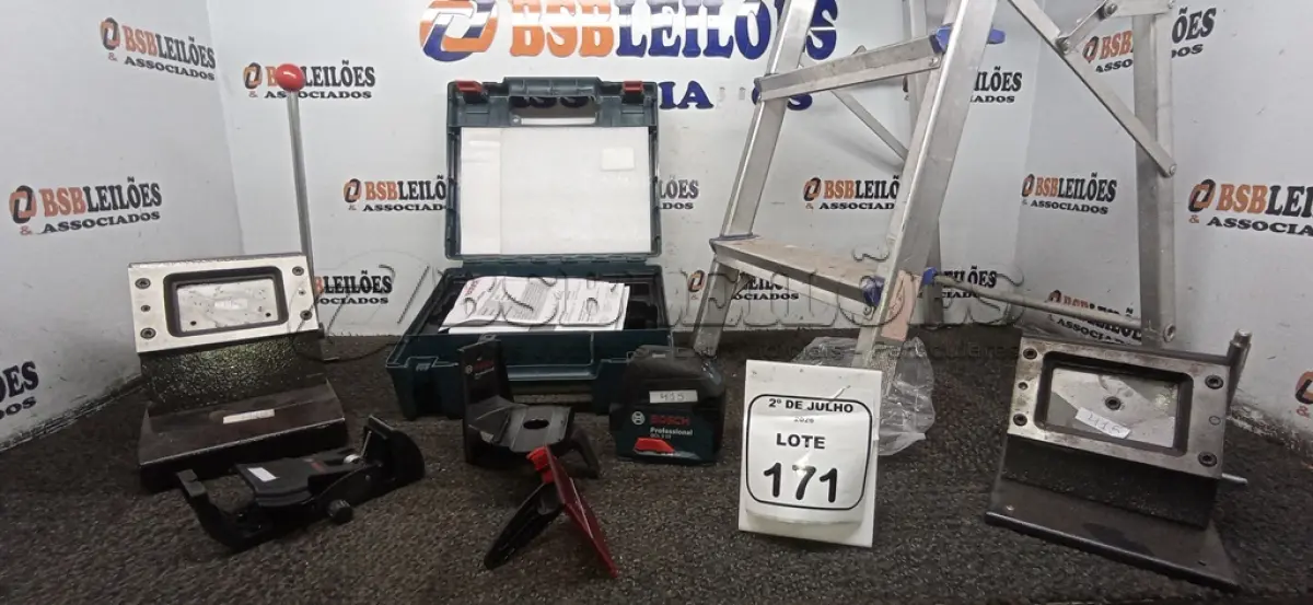 LOTE 171 - 01 LASER DE LINHAS PROFISSIONAL MODELO GCL 2-15 MARCA BOSCH COM CASE, 01 ESCADA DE 01 DEGRAU E 02 GUILHOTINAS PARA CARTÕES. (NO ESTADO) ATENÇÃO! FAZER A VISITAÇÃO ANTES DE ARREMATAR, NÃO SABEMOS SE FUNCIONA, LEILÃO NÃO TEM GARANTIA E NEM DEVOLUÇÃO, SUJEITO A POSSÍVEIS AVARIAS VISÍVEIS/OCULTAS E/OU AUSÊNCIA DE COMPONENTES.