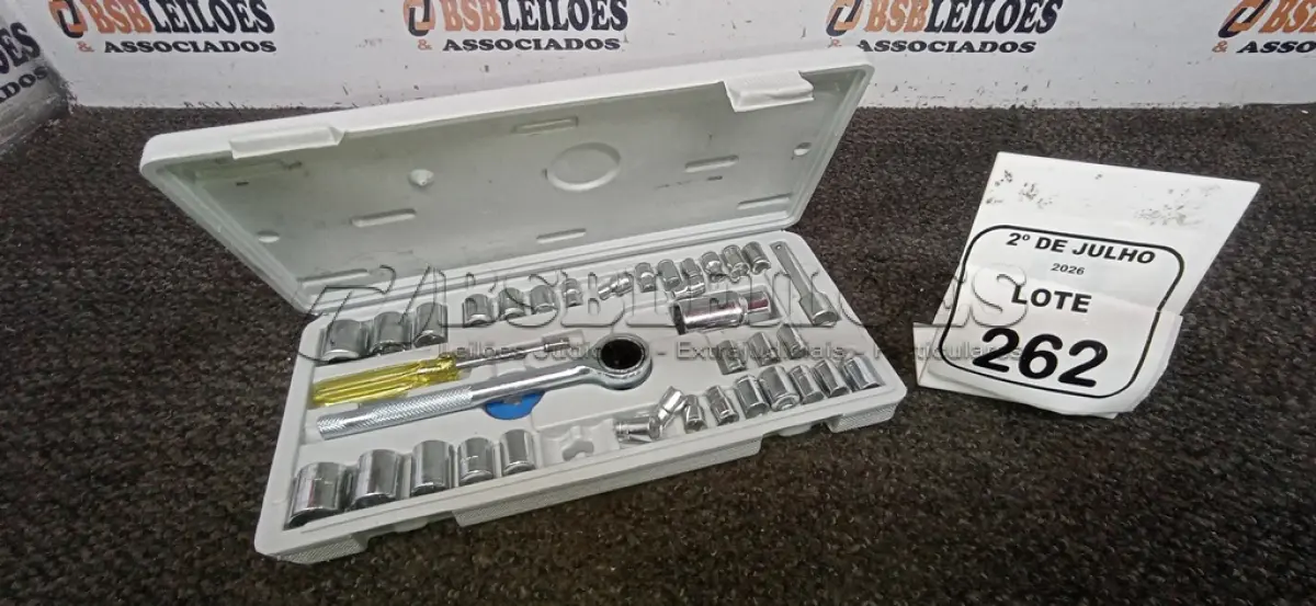 LOTE 262 - 01 KIT DE CHAVE CATRACA COM JOGO DE BITS E CASE. (NO ESTADO) ATENÇÃO! FAZER A VISITAÇÃO ANTES DE ARREMATAR, NÃO SABEMOS SE FUNCIONA, LEILÃO NÃO TEM GARANTIA E NEM DEVOLUÇÃO, SUJEITO A POSSÍVEIS AVARIAS VISÍVEIS/OCULTAS E/OU AUSÊNCIA DE COMPONENTES.
