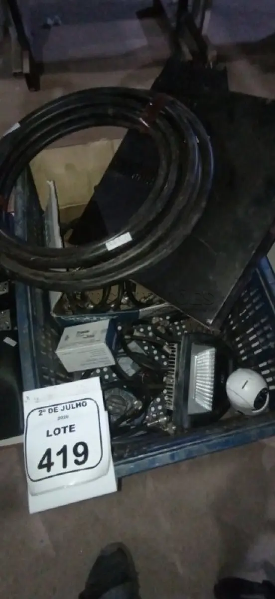 LOTE 419 - 01 LOTE COM VÁRIOS CABOS COAXIAL E EQUIPAMENTOS DIVERSOS. (NO ESTADO) ATENÇÃO! FAZER A VISITAÇÃO ANTES DE ARREMATAR, NÃO SABEMOS SE FUNCIONA, LEILÃO NÃO TEM GARANTIA E NEM DEVOLUÇÃO, SUJEITO A POSSÍVEIS AVARIAS VISÍVEIS/OCULTAS E/OU AUSÊNCIA DE COMPONENTES.