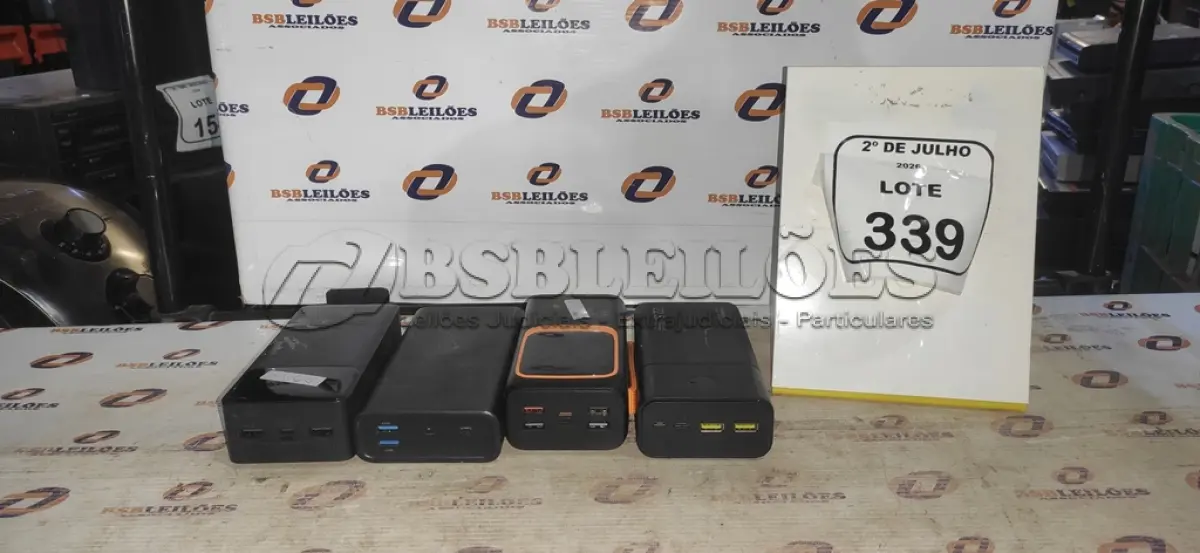 LOTE 339 - 04 POWER BANK DE MARCAS DIVERSAS. (NO ESTADO) ATENÇÃO! FAZER A VISITAÇÃO ANTES DE ARREMATAR, NÃO SABEMOS SE FUNCIONA, LEILÃO NÃO TEM GARANTIA E NEM DEVOLUÇÃO, SUJEITO A POSSÍVEIS AVARIAS VISÍVEIS/OCULTAS E/OU AUSÊNCIA DE COMPONENTES.