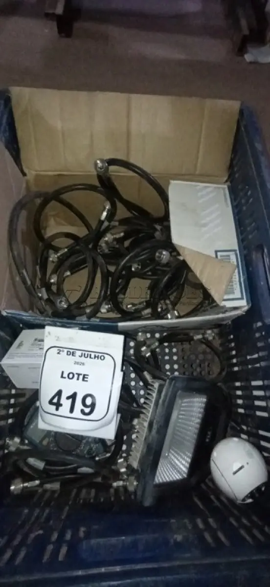 LOTE 419 - 01 LOTE COM VÁRIOS CABOS COAXIAL E EQUIPAMENTOS DIVERSOS. (NO ESTADO) ATENÇÃO! FAZER A VISITAÇÃO ANTES DE ARREMATAR, NÃO SABEMOS SE FUNCIONA, LEILÃO NÃO TEM GARANTIA E NEM DEVOLUÇÃO, SUJEITO A POSSÍVEIS AVARIAS VISÍVEIS/OCULTAS E/OU AUSÊNCIA DE COMPONENTES.