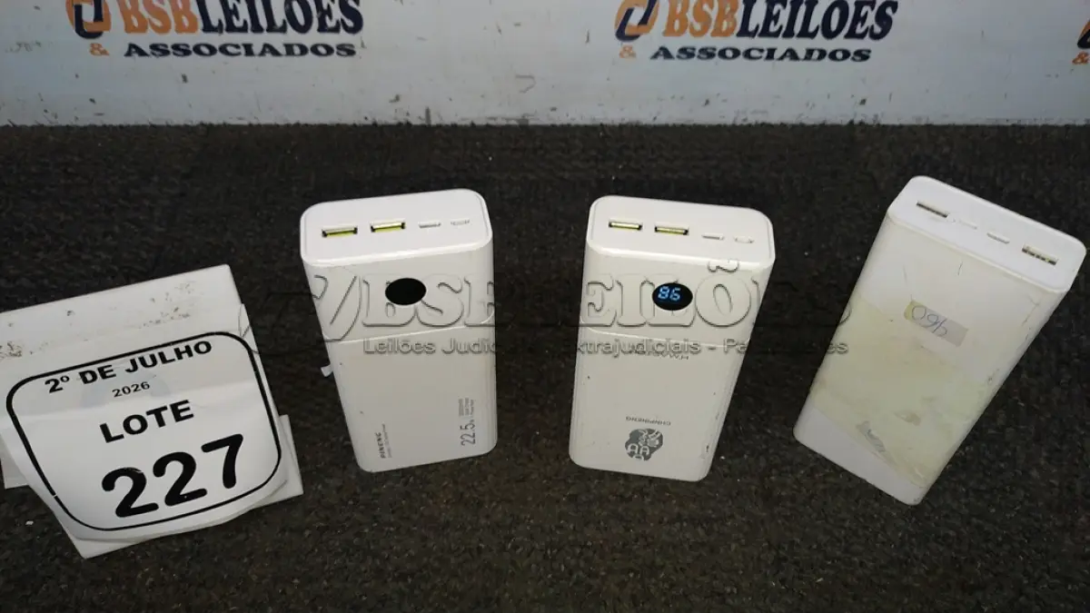 LOTE 227 - 03 POWER BANK DE MARCAS DIVERSAS. (NO ESTADO) ATENÇÃO! FAZER A VISITAÇÃO ANTES DE ARREMATAR, NÃO SABEMOS SE FUNCIONA, LEILÃO NÃO TEM GARANTIA E NEM DEVOLUÇÃO, SUJEITO A POSSÍVEIS AVARIAS VISÍVEIS/OCULTAS E/OU AUSÊNCIA DE COMPONENTES.