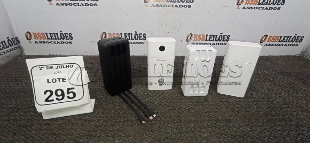 LOTE 295 - 04 POWER BANK DE MARCAS DIVERSAS. (NO ESTADO) ATENÇÃO! FAZER A VISITAÇÃO ANTES DE ARREMATAR, NÃO SABEMOS SE FUNCIONA, LEILÃO NÃO TEM GARANTIA E NEM DEVOLUÇÃO, SUJEITO A POSSÍVEIS AVARIAS VISÍVEIS/OCULTAS E/OU AUSÊNCIA DE COMPONENTES.