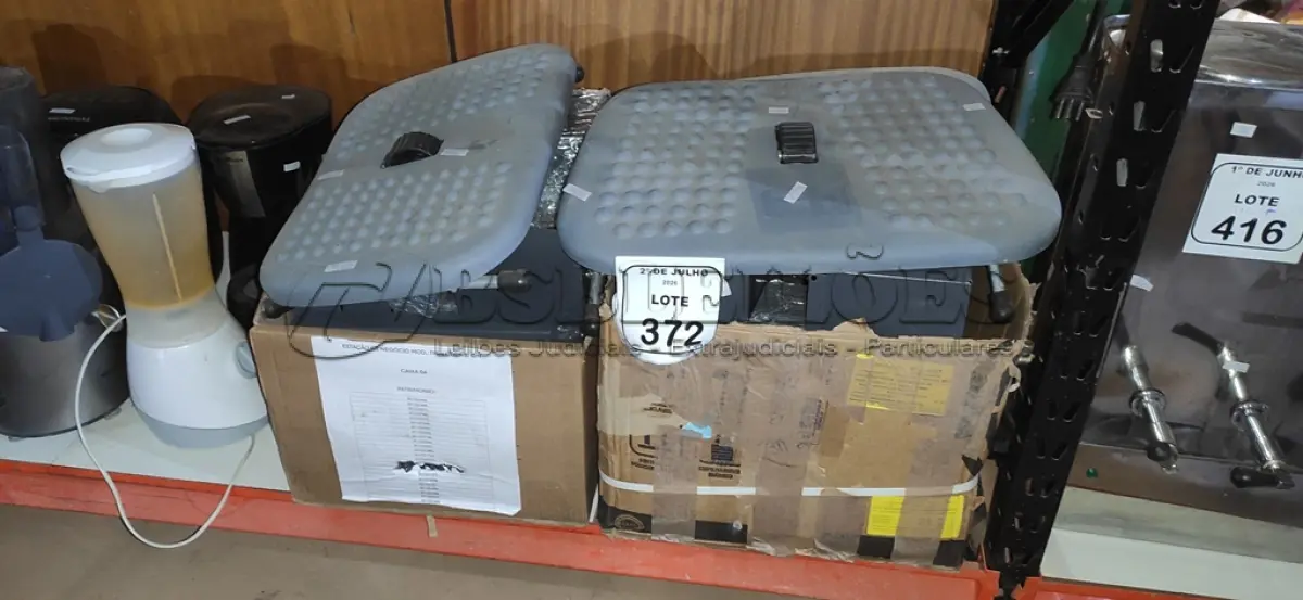 LOTE 372 - 01 LOTE COM VÁRIAS CAIXAS DE METAL E 03 APOIOS DE PÉS. (NO ESTADO) ATENÇÃO! FAZER A VISITAÇÃO ANTES DE ARREMATAR, NÃO SABEMOS SE FUNCIONA, LEILÃO NÃO TEM GARANTIA E NEM DEVOLUÇÃO, SUJEITO A POSSÍVEIS AVARIAS VISÍVEIS/OCULTAS E/OU AUSÊNCIA DE COMPONENTES.