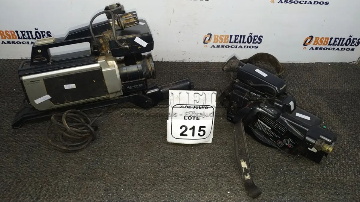 LOTE 215 - 02 FILMADORAS MODELO ANTIGO. (NO ESTADO) ATENÇÃO! FAZER A VISITAÇÃO ANTES DE ARREMATAR, NÃO SABEMOS SE FUNCIONA, LEILÃO NÃO TEM GARANTIA E NEM DEVOLUÇÃO, SUJEITO A POSSÍVEIS AVARIAS VISÍVEIS/OCULTAS E/OU AUSÊNCIA DE COMPONENTES.