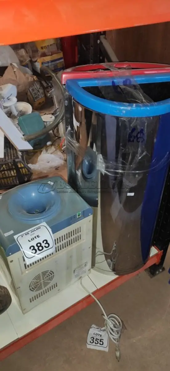 LOTE 383 - 01 BEBEDOURO PARA GARRAFÃO, E 02 LIXEIRAS EM INOX. (NO ESTADO) ATENÇÃO! FAZER A VISITAÇÃO ANTES DE ARREMATAR, NÃO SABEMOS SE FUNCIONA, LEILÃO NÃO TEM GARANTIA E NEM DEVOLUÇÃO, SUJEITO A POSSÍVEIS AVARIAS VISÍVEIS/OCULTAS E/OU AUSÊNCIA DE COMPONENTES.