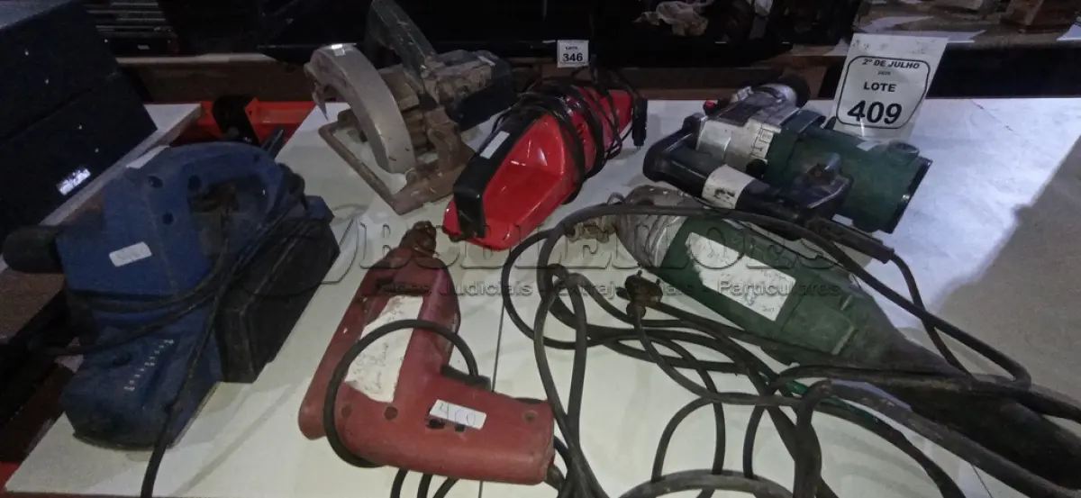 LOTE 409 - 01 PLAINA ELÉTRICA, 01 SERRA CIRCULAR, 01LIXADEIRA, 01 ASPIRADOR DE CARRO, 01 MARTELETE ROMPEDOR E 01 FURADEIRA DE MARCASSE MODELOS DIVERSOS. (NO ESTADO) ATENÇÃO! FAZER A VISITAÇÃO ANTES DE ARREMATAR, NÃO SABEMOS SE FUNCIONA, LEILÃO NÃO TEM GARANTIA E NEM DEVOLUÇÃO, SUJEITO A POSSÍVEIS AVARIAS VISÍVEIS/OCULTAS E/OU AUSÊNCIA DE COMPONENTES.