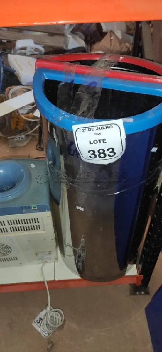 LOTE 383 - 01 BEBEDOURO PARA GARRAFÃO, E 02 LIXEIRAS EM INOX. (NO ESTADO) ATENÇÃO! FAZER A VISITAÇÃO ANTES DE ARREMATAR, NÃO SABEMOS SE FUNCIONA, LEILÃO NÃO TEM GARANTIA E NEM DEVOLUÇÃO, SUJEITO A POSSÍVEIS AVARIAS VISÍVEIS/OCULTAS E/OU AUSÊNCIA DE COMPONENTES.