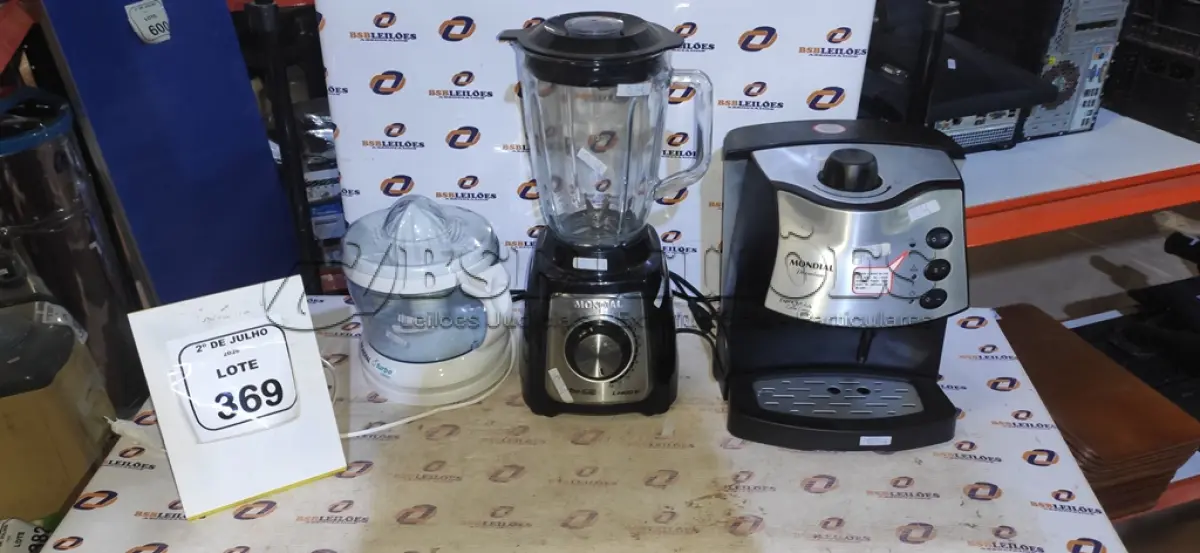 LOTE 369 - 01 MÁQUINA DE CAFÉ EXPRESSO, 01 LIQUIDIFICADOR E 01 ESPREMEDOR DE FRUTAS. (NO ESTADO) ATENÇÃO! FAZER A VISITAÇÃO ANTES DE ARREMATAR, NÃO SABEMOS SE FUNCIONA, LEILÃO NÃO TEM GARANTIA E NEM DEVOLUÇÃO, SUJEITO A POSSÍVEIS AVARIAS VISÍVEIS/OCULTAS E/OU AUSÊNCIA DE COMPONENTES.