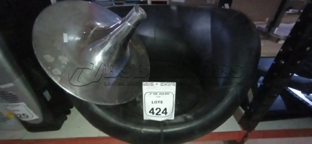 LOTE 424 - 01 POLTRONA ROTATIVA NA COR PRETA. (NO ESTADO) ATENÇÃO! FAZER A VISITAÇÃO ANTES DE ARREMATAR, NÃO SABEMOS SE FUNCIONA, LEILÃO NÃO TEM GARANTIA E NEM DEVOLUÇÃO, SUJEITO A POSSÍVEIS AVARIAS VISÍVEIS/OCULTAS E/OU AUSÊNCIA DE COMPONENTES.