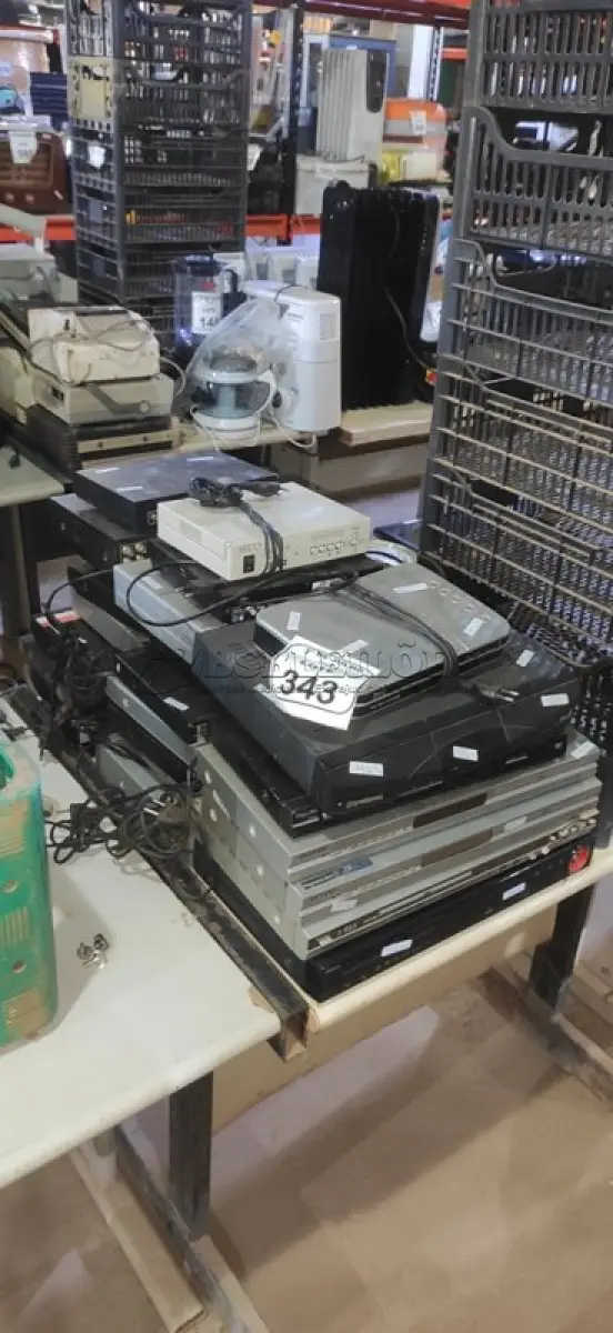LOTE 343 - 01 LOTE COM VÁRIOS APARELHOS DE DVD E ELETRÔNICOS DIVERSOS. (NO ESTADO) ATENÇÃO! FAZER A VISITAÇÃO ANTES DE ARREMATAR, NÃO SABEMOS SE FUNCIONA, LEILÃO NÃO TEM GARANTIA E NEM DEVOLUÇÃO, SUJEITO A POSSÍVEIS AVARIAS VISÍVEIS/OCULTAS E/OU AUSÊNCIA DE COMPONENTES.