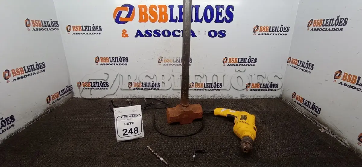 LOTE 248 - 01 MARRETA DE FERRO. (NO ESTADO) ATENÇÃO! FAZER A VISITAÇÃO ANTES DE ARREMATAR, NÃO SABEMOS SE FUNCIONA, LEILÃO NÃO TEM GARANTIA E NEM DEVOLUÇÃO, SUJEITO A POSSÍVEIS AVARIAS VISÍVEIS/OCULTAS E/OU AUSÊNCIA DE COMPONENTES.