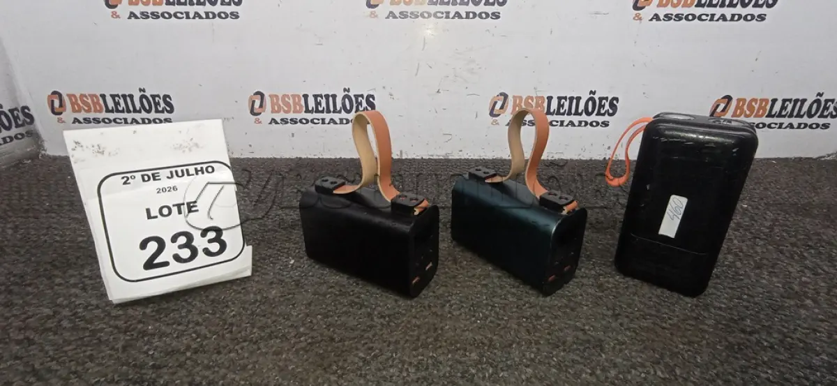 LOTE 233 - 03 POWER BANK DE MARCAS DIVERSAS. (NO ESTADO) ATENÇÃO! FAZER A VISITAÇÃO ANTES DE ARREMATAR, NÃO SABEMOS SE FUNCIONA, LEILÃO NÃO TEM GARANTIA E NEM DEVOLUÇÃO, SUJEITO A POSSÍVEIS AVARIAS VISÍVEIS/OCULTAS E/OU AUSÊNCIA DE COMPONENTES.