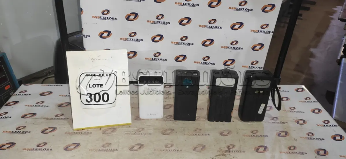LOTE 300 - 04 POWER BANK DE MARCAS DIVERSAS. (NO ESTADO) ATENÇÃO! FAZER A VISITAÇÃO ANTES DE ARREMATAR, NÃO SABEMOS SE FUNCIONA, LEILÃO NÃO TEM GARANTIA E NEM DEVOLUÇÃO, SUJEITO A POSSÍVEIS AVARIAS VISÍVEIS/OCULTAS E/OU AUSÊNCIA DE COMPONENTES.