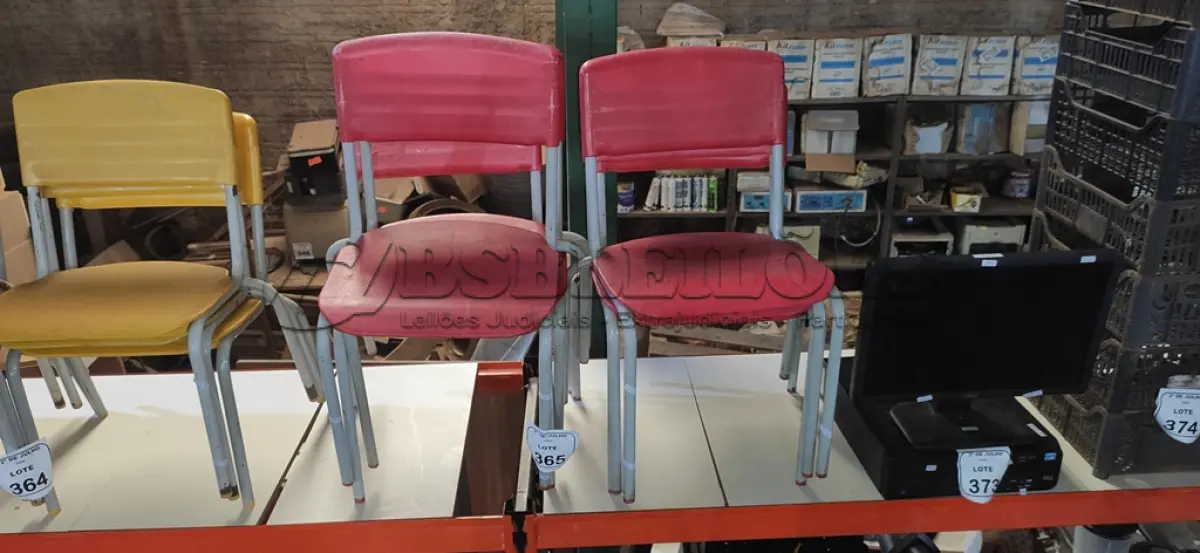 LOTE 365 - 06 CADEIRAS INFANTIS NA COR AMARELA. (NO ESTADO) ATENÇÃO! FAZER A VISITAÇÃO ANTES DE ARREMATAR, NÃO SABEMOS SE FUNCIONA, LEILÃO NÃO TEM GARANTIA E NEM DEVOLUÇÃO, SUJEITO A POSSÍVEIS AVARIAS VISÍVEIS/OCULTAS E/OU AUSÊNCIA DE COMPONENTES.