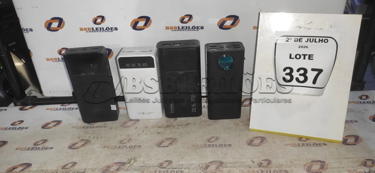 LOTE 337 - 04 POWER BANK DE MARCAS DIVERSAS. (NO ESTADO) ATENÇÃO! FAZER A VISITAÇÃO ANTES DE ARREMATAR, NÃO SABEMOS SE FUNCIONA, LEILÃO NÃO TEM GARANTIA E NEM DEVOLUÇÃO, SUJEITO A POSSÍVEIS AVARIAS VISÍVEIS/OCULTAS E/OU AUSÊNCIA DE COMPONENTES.