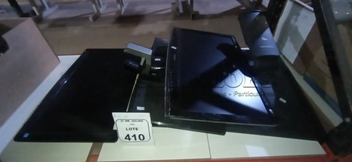 LOTE 410 - 05 MONITORES DE MARCAS E MODELOS DIVERSOS. (NO ESTADO) ATENÇÃO! FAZER A VISITAÇÃO ANTES DE ARREMATAR, NÃO SABEMOS SE FUNCIONA, LEILÃO NÃO TEM GARANTIA E NEM DEVOLUÇÃO, SUJEITO A POSSÍVEIS AVARIAS VISÍVEIS/OCULTAS E/OU AUSÊNCIA DE COMPONENTES.