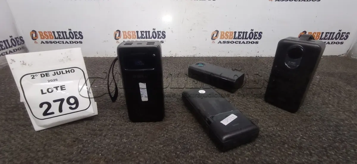 LOTE 279 - 04 POWER BANK DE MARCAS DIVERSAS. (NO ESTADO) ATENÇÃO! FAZER A VISITAÇÃO ANTES DE ARREMATAR, NÃO SABEMOS SE FUNCIONA, LEILÃO NÃO TEM GARANTIA E NEM DEVOLUÇÃO, SUJEITO A POSSÍVEIS AVARIAS VISÍVEIS/OCULTAS E/OU AUSÊNCIA DE COMPONENTES.