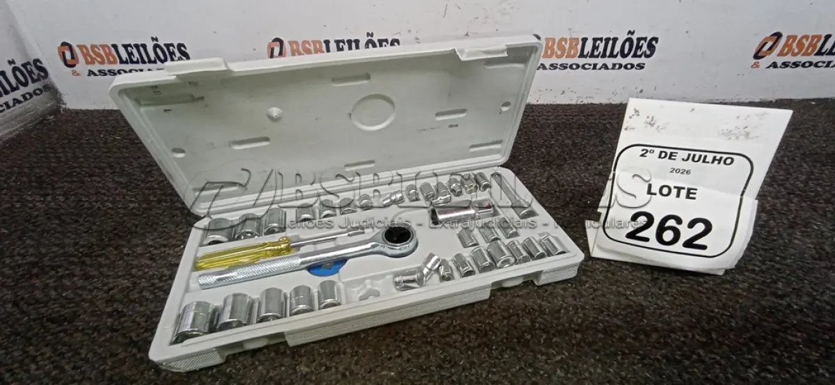 LOTE 262 - 01 KIT DE CHAVE CATRACA COM JOGO DE BITS E CASE. (NO ESTADO) ATENÇÃO! FAZER A VISITAÇÃO ANTES DE ARREMATAR, NÃO SABEMOS SE FUNCIONA, LEILÃO NÃO TEM GARANTIA E NEM DEVOLUÇÃO, SUJEITO A POSSÍVEIS AVARIAS VISÍVEIS/OCULTAS E/OU AUSÊNCIA DE COMPONENTES.