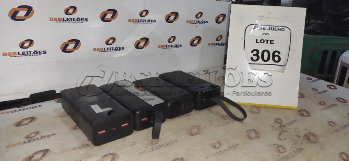 LOTE 306 - 04 POWER BANK DE MARCAS DIVERSAS. (NO ESTADO) ATENÇÃO! FAZER A VISITAÇÃO ANTES DE ARREMATAR, NÃO SABEMOS SE FUNCIONA, LEILÃO NÃO TEM GARANTIA E NEM DEVOLUÇÃO, SUJEITO A POSSÍVEIS AVARIAS VISÍVEIS/OCULTAS E/OU AUSÊNCIA DE COMPONENTES.