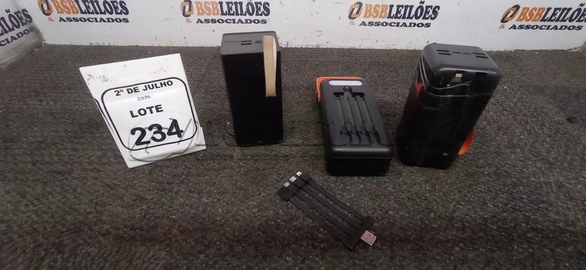 LOTE 234 - 03 POWER BANK DE MARCAS DIVERSAS. (NO ESTADO) ATENÇÃO! FAZER A VISITAÇÃO ANTES DE ARREMATAR, NÃO SABEMOS SE FUNCIONA, LEILÃO NÃO TEM GARANTIA E NEM DEVOLUÇÃO, SUJEITO A POSSÍVEIS AVARIAS VISÍVEIS/OCULTAS E/OU AUSÊNCIA DE COMPONENTES.