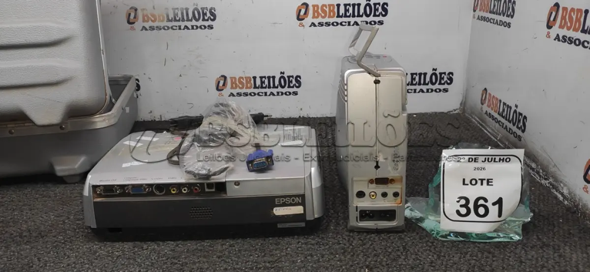 LOTE 361 - 01 PROJETOR COM CABO MARCA EPSON, 01 PROJETOR MARCA OPTOMA E 01 CASE. (NO ESTADO) ATENÇÃO! FAZER A VISITAÇÃO ANTES DE ARREMATAR, NÃO SABEMOS SE FUNCIONA, LEILÃO NÃO TEM GARANTIA E NEM DEVOLUÇÃO, SUJEITO A POSSÍVEIS AVARIAS VISÍVEIS/OCULTAS E/OU AUSÊNCIA DE COMPONENTES.