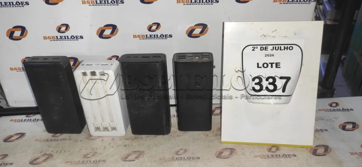 LOTE 337 - 04 POWER BANK DE MARCAS DIVERSAS. (NO ESTADO) ATENÇÃO! FAZER A VISITAÇÃO ANTES DE ARREMATAR, NÃO SABEMOS SE FUNCIONA, LEILÃO NÃO TEM GARANTIA E NEM DEVOLUÇÃO, SUJEITO A POSSÍVEIS AVARIAS VISÍVEIS/OCULTAS E/OU AUSÊNCIA DE COMPONENTES.