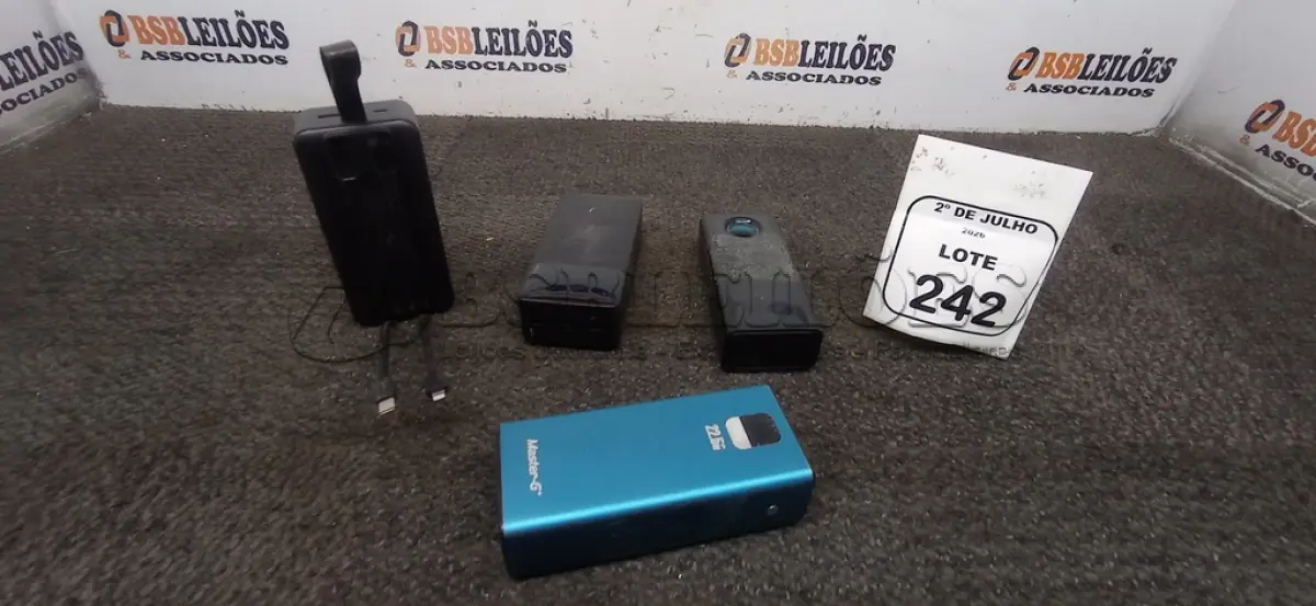 LOTE 242 - 03 POWER BANK DE MARCAS DIVERSAS. (NO ESTADO) ATENÇÃO! FAZER A VISITAÇÃO ANTES DE ARREMATAR, NÃO SABEMOS SE FUNCIONA, LEILÃO NÃO TEM GARANTIA E NEM DEVOLUÇÃO, SUJEITO A POSSÍVEIS AVARIAS VISÍVEIS/OCULTAS E/OU AUSÊNCIA DE COMPONENTES.
