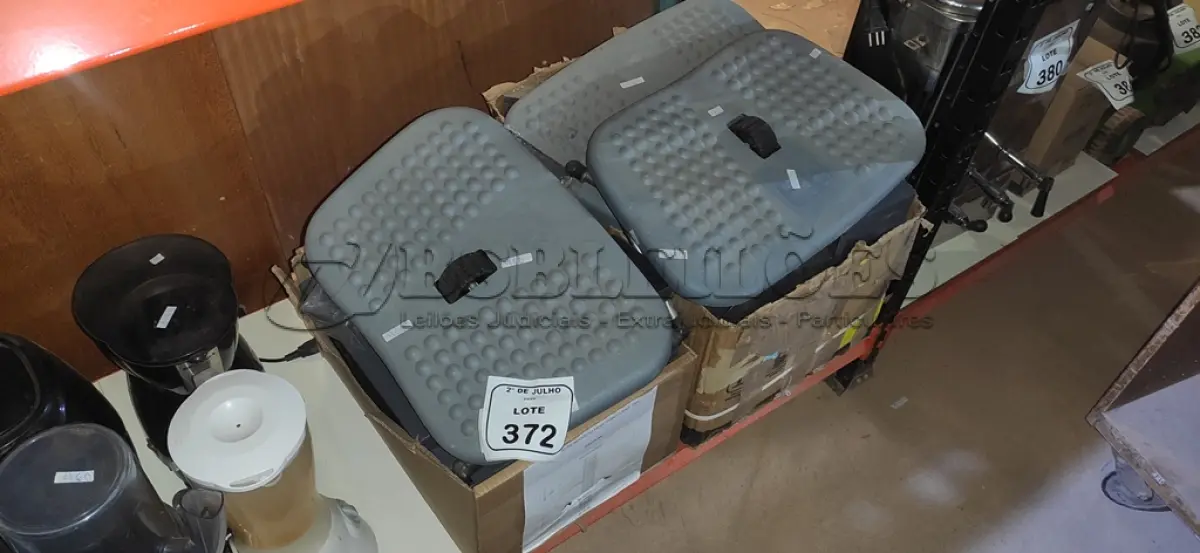 LOTE 372 - 01 LOTE COM VÁRIAS CAIXAS DE METAL E 03 APOIOS DE PÉS. (NO ESTADO) ATENÇÃO! FAZER A VISITAÇÃO ANTES DE ARREMATAR, NÃO SABEMOS SE FUNCIONA, LEILÃO NÃO TEM GARANTIA E NEM DEVOLUÇÃO, SUJEITO A POSSÍVEIS AVARIAS VISÍVEIS/OCULTAS E/OU AUSÊNCIA DE COMPONENTES.