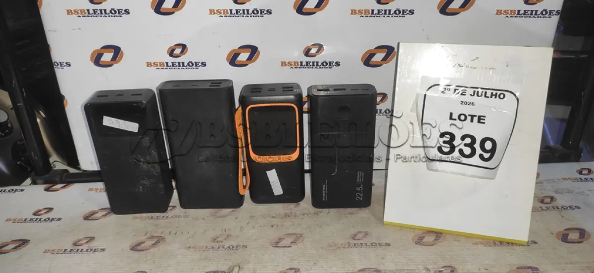 LOTE 339 - 04 POWER BANK DE MARCAS DIVERSAS. (NO ESTADO) ATENÇÃO! FAZER A VISITAÇÃO ANTES DE ARREMATAR, NÃO SABEMOS SE FUNCIONA, LEILÃO NÃO TEM GARANTIA E NEM DEVOLUÇÃO, SUJEITO A POSSÍVEIS AVARIAS VISÍVEIS/OCULTAS E/OU AUSÊNCIA DE COMPONENTES.
