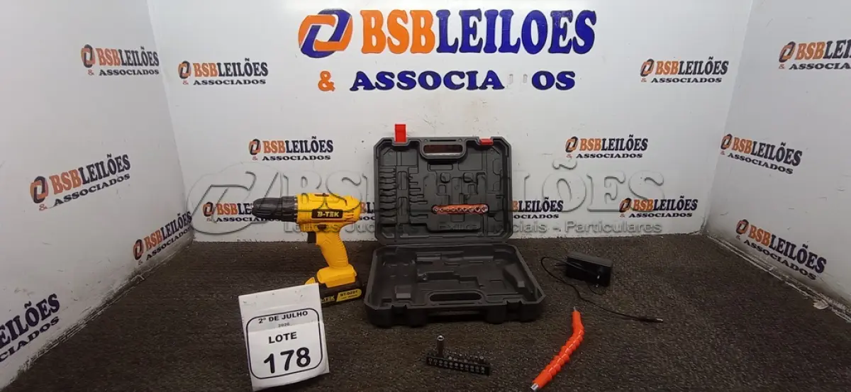 LOTE 178 - 01 PARAFUSADEIRA A BATERIA 21V COM BITS E MALETA. (NO ESTADO) ATENÇÃO! FAZER A VISITAÇÃO ANTES DE ARREMATAR, NÃO SABEMOS SE FUNCIONA, LEILÃO NÃO TEM GARANTIA E NEM DEVOLUÇÃO, SUJEITO A POSSÍVEIS AVARIAS VISÍVEIS/OCULTAS E/OU AUSÊNCIA DE COMPONENTES.