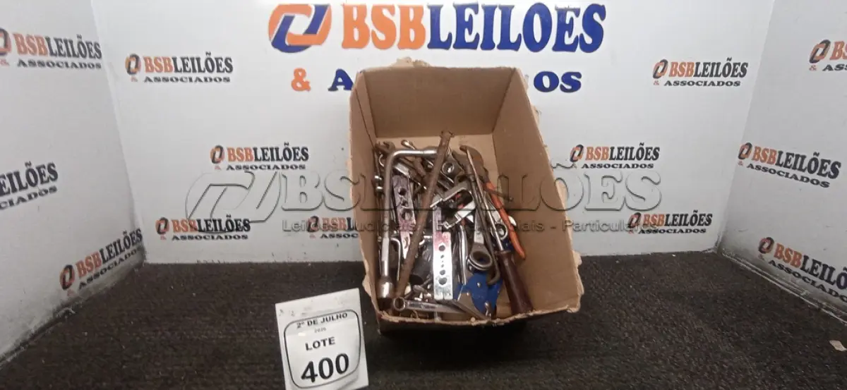 LOTE 400 - 01 CAIXA COM VÁRIAS CHAVES E FERRAMENTAS DIVERSAS. (NO ESTADO) ATENÇÃO! FAZER A VISITAÇÃO ANTES DE ARREMATAR, NÃO SABEMOS SE FUNCIONA, LEILÃO NÃO TEM GARANTIA E NEM DEVOLUÇÃO, SUJEITO A POSSÍVEIS AVARIAS VISÍVEIS/OCULTAS E/OU AUSÊNCIA DE COMPONENTES.
