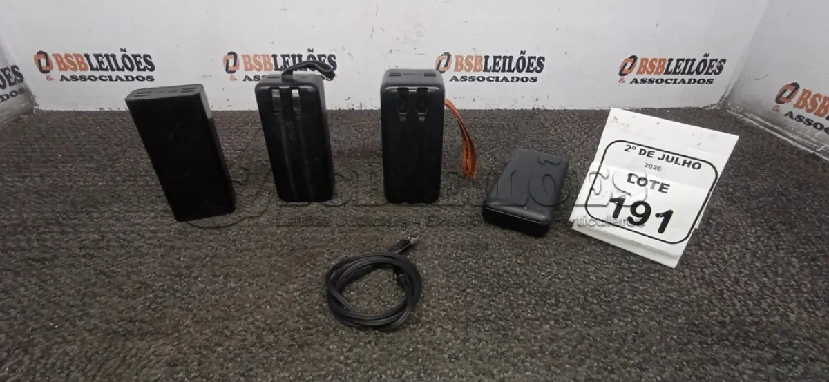 LOTE 191 - 04 POWER BANK DE MARCAS DIVERSAS. (NO ESTADO) ATENÇÃO! FAZER A VISITAÇÃO ANTES DE ARREMATAR, NÃO SABEMOS SE FUNCIONA, LEILÃO NÃO TEM GARANTIA E NEM DEVOLUÇÃO, SUJEITO A POSSÍVEIS AVARIAS VISÍVEIS/OCULTAS E/OU AUSÊNCIA DE COMPONENTES.