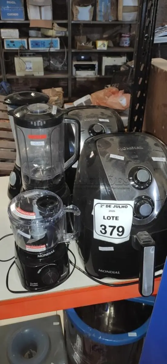 LOTE 379 - 02 AIR FRYERS E 03 LIQUIDIFICADORES DE MODELOS DIVERSOS MARCA MONDIAL. (NO ESTADO) ATENÇÃO! FAZER A VISITAÇÃO ANTES DE ARREMATAR, NÃO SABEMOS SE FUNCIONA, LEILÃO NÃO TEM GARANTIA E NEM DEVOLUÇÃO, SUJEITO A POSSÍVEIS AVARIAS VISÍVEIS/OCULTAS E/OU AUSÊNCIA DE COMPONENTES.