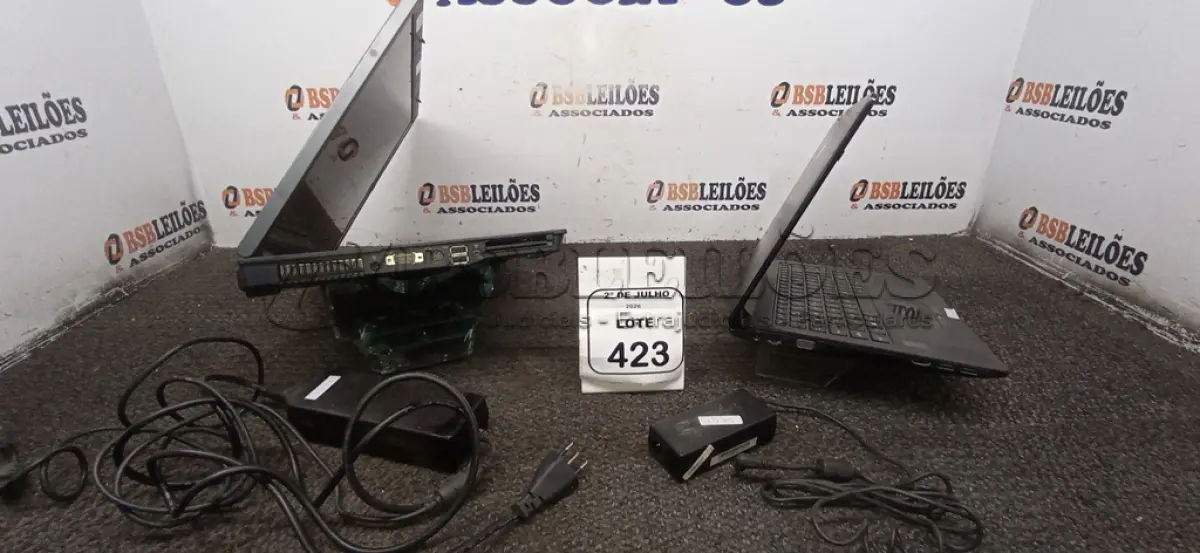 LOTE 423 - 02 MONITORES COM FONTES MARCAS HP E POSITIVO. (NO ESTADO) ATENÇÃO! FAZER A VISITAÇÃO ANTES DE ARREMATAR, NÃO SABEMOS SE FUNCIONA, LEILÃO NÃO TEM GARANTIA E NEM DEVOLUÇÃO, SUJEITO A POSSÍVEIS AVARIAS VISÍVEIS/OCULTAS E/OU AUSÊNCIA DE COMPONENTES.