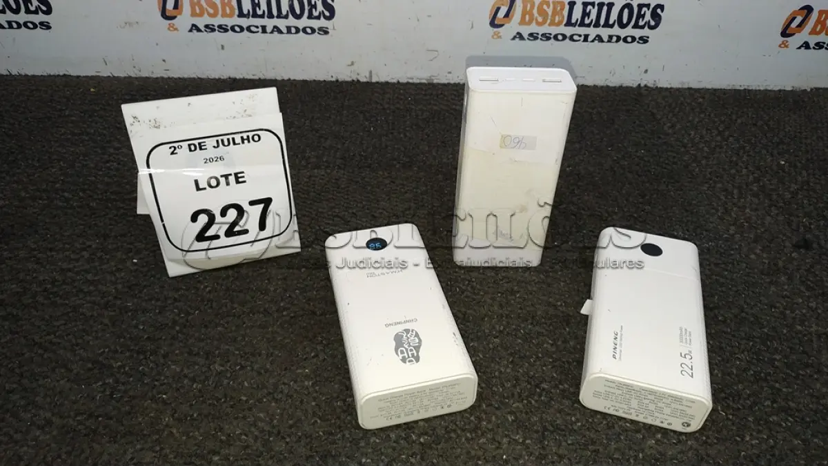 LOTE 227 - 03 POWER BANK DE MARCAS DIVERSAS. (NO ESTADO) ATENÇÃO! FAZER A VISITAÇÃO ANTES DE ARREMATAR, NÃO SABEMOS SE FUNCIONA, LEILÃO NÃO TEM GARANTIA E NEM DEVOLUÇÃO, SUJEITO A POSSÍVEIS AVARIAS VISÍVEIS/OCULTAS E/OU AUSÊNCIA DE COMPONENTES.