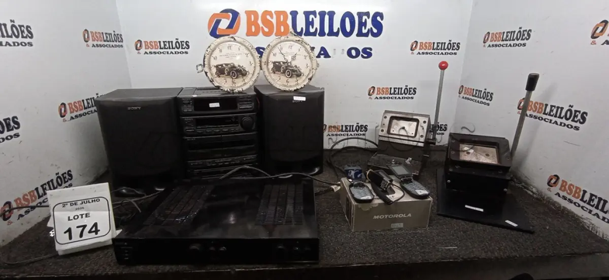 LOTE 174 - 01 MINI SYSTEM MARCA SONY, 01 AMPLIFICADOR, 01 MICROFONE DE CALIBRAÇÃO PARA RECEIVERS, 02 CELULARES DE MODELOS ANTIGOS E 02 GUILHOTINAS DE CARTÃO. (NO ESTADO) ATENÇÃO! FAZER A VISITAÇÃO ANTES DE ARREMATAR, NÃO SABEMOS SE FUNCIONA, LEILÃO NÃO TEM GARANTIA E NEM DEVOLUÇÃO, SUJEITO A POSSÍVEIS AVARIAS VISÍVEIS/OCULTAS E/OU AUSÊNCIA DE COMPONENTES.