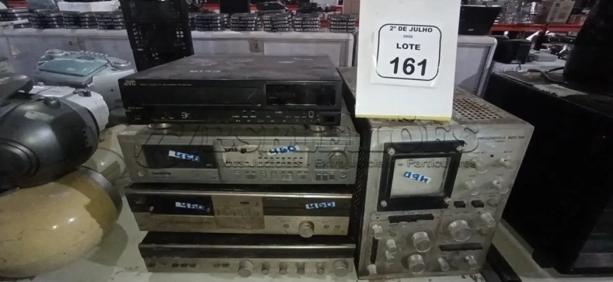 LOTE 161 - 01 APARELHO DE VÍDEO CASSETE, 01 TOCA FITAS, 01 TAPE DECK E 01 PROGRAMADOR DE ÁUDIO. (NO ESTADO) ATENÇÃO! FAZER A VISITAÇÃO ANTES DE ARREMATAR, NÃO SABEMOS SE FUNCIONA, LEILÃO NÃO TEM GARANTIA E NEM DEVOLUÇÃO, SUJEITO A POSSÍVEIS AVARIAS VISÍVEIS/OCULTAS E/OU AUSÊNCIA DE COMPONENTES.