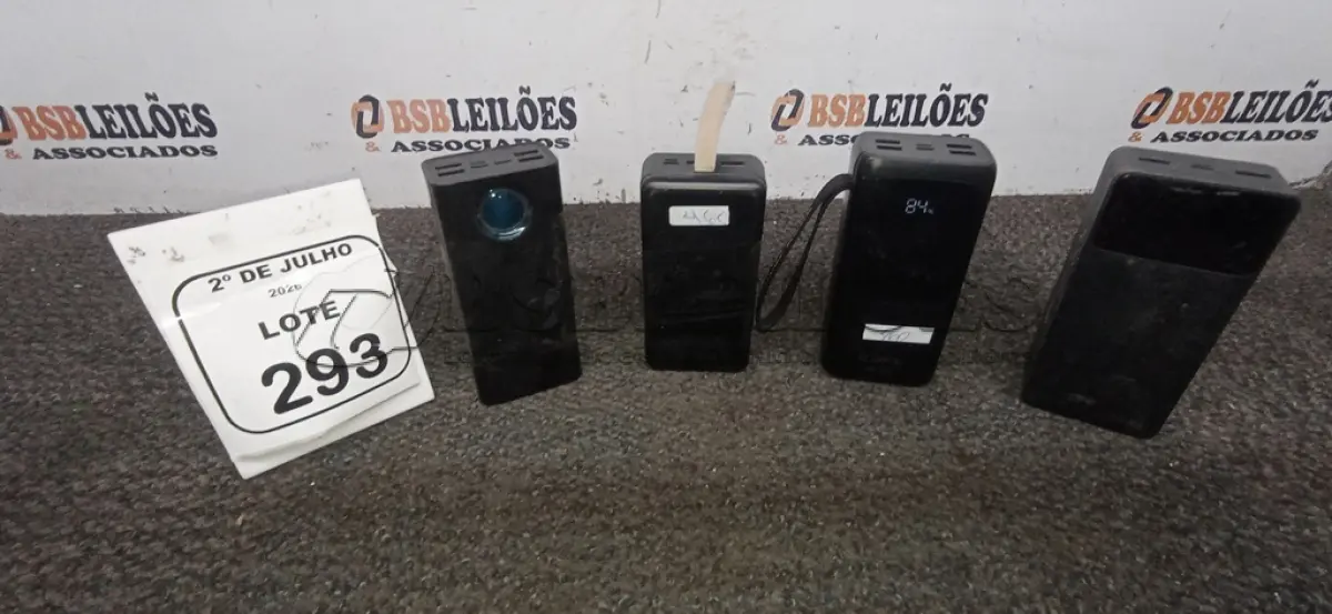 LOTE 293 - 04 POWER BANK DE MARCAS DIVERSAS. (NO ESTADO) ATENÇÃO! FAZER A VISITAÇÃO ANTES DE ARREMATAR, NÃO SABEMOS SE FUNCIONA, LEILÃO NÃO TEM GARANTIA E NEM DEVOLUÇÃO, SUJEITO A POSSÍVEIS AVARIAS VISÍVEIS/OCULTAS E/OU AUSÊNCIA DE COMPONENTES.