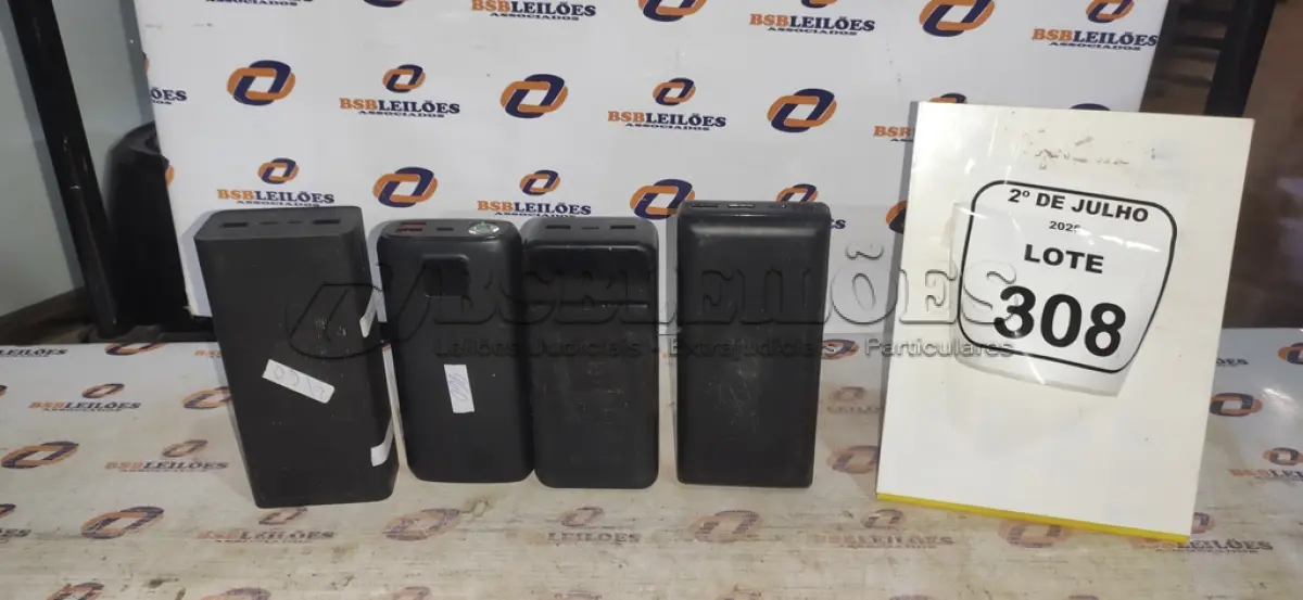 LOTE 308 - 04 POWER BANK DE MARCAS DIVERSAS. (NO ESTADO) ATENÇÃO! FAZER A VISITAÇÃO ANTES DE ARREMATAR, NÃO SABEMOS SE FUNCIONA, LEILÃO NÃO TEM GARANTIA E NEM DEVOLUÇÃO, SUJEITO A POSSÍVEIS AVARIAS VISÍVEIS/OCULTAS E/OU AUSÊNCIA DE COMPONENTES.