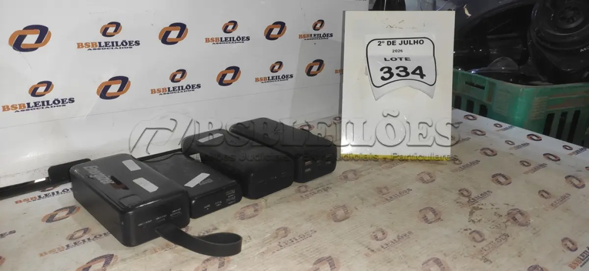LOTE 334 - 04 POWER BANK DE MARCAS DIVERSAS. (NO ESTADO) ATENÇÃO! FAZER A VISITAÇÃO ANTES DE ARREMATAR, NÃO SABEMOS SE FUNCIONA, LEILÃO NÃO TEM GARANTIA E NEM DEVOLUÇÃO, SUJEITO A POSSÍVEIS AVARIAS VISÍVEIS/OCULTAS E/OU AUSÊNCIA DE COMPONENTES.