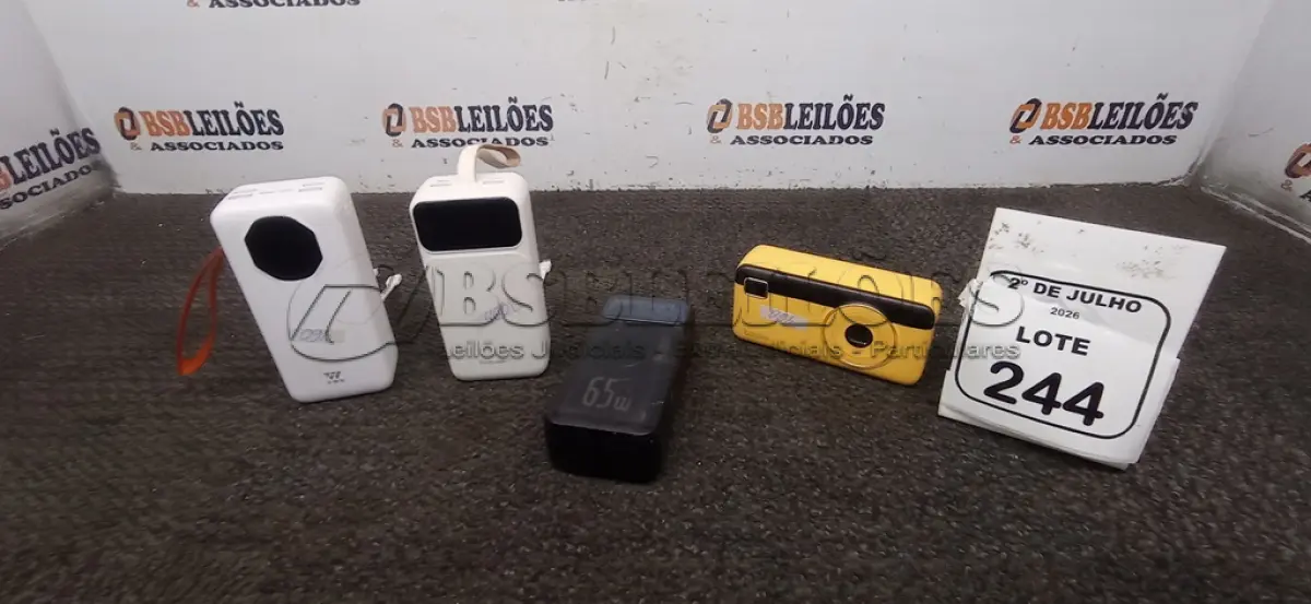 LOTE 244 - 03 POWER BANK DE MARCAS DIVERSAS. (NO ESTADO) ATENÇÃO! FAZER A VISITAÇÃO ANTES DE ARREMATAR, NÃO SABEMOS SE FUNCIONA, LEILÃO NÃO TEM GARANTIA E NEM DEVOLUÇÃO, SUJEITO A POSSÍVEIS AVARIAS VISÍVEIS/OCULTAS E/OU AUSÊNCIA DE COMPONENTES.