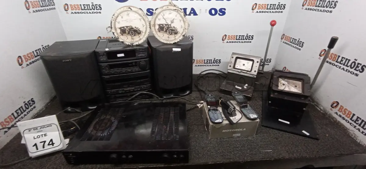LOTE 174 - 01 MINI SYSTEM MARCA SONY, 01 AMPLIFICADOR, 01 MICROFONE DE CALIBRAÇÃO PARA RECEIVERS, 02 CELULARES DE MODELOS ANTIGOS E 02 GUILHOTINAS DE CARTÃO. (NO ESTADO) ATENÇÃO! FAZER A VISITAÇÃO ANTES DE ARREMATAR, NÃO SABEMOS SE FUNCIONA, LEILÃO NÃO TEM GARANTIA E NEM DEVOLUÇÃO, SUJEITO A POSSÍVEIS AVARIAS VISÍVEIS/OCULTAS E/OU AUSÊNCIA DE COMPONENTES.