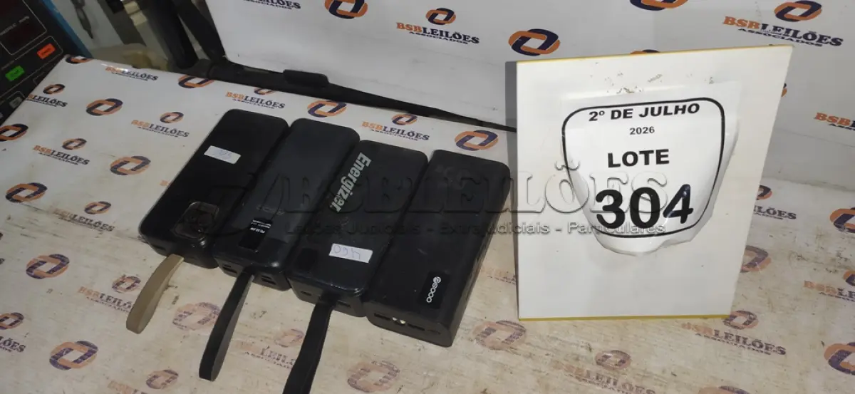 LOTE 304 - 04 POWER BANK DE MARCAS DIVERSAS. (NO ESTADO) ATENÇÃO! FAZER A VISITAÇÃO ANTES DE ARREMATAR, NÃO SABEMOS SE FUNCIONA, LEILÃO NÃO TEM GARANTIA E NEM DEVOLUÇÃO, SUJEITO A POSSÍVEIS AVARIAS VISÍVEIS/OCULTAS E/OU AUSÊNCIA DE COMPONENTES.