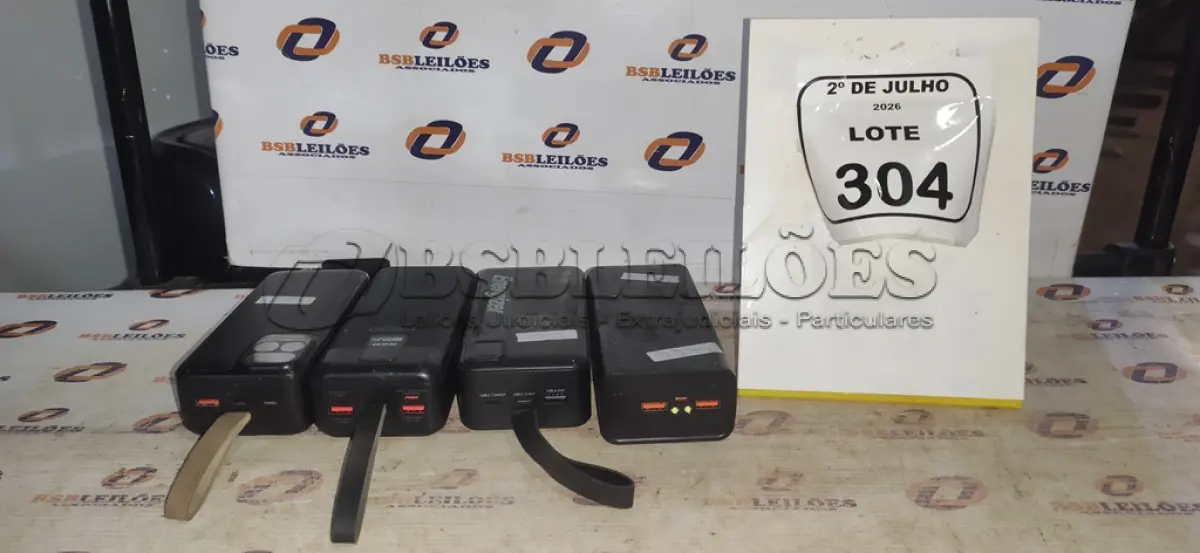 LOTE 304 - 04 POWER BANK DE MARCAS DIVERSAS. (NO ESTADO) ATENÇÃO! FAZER A VISITAÇÃO ANTES DE ARREMATAR, NÃO SABEMOS SE FUNCIONA, LEILÃO NÃO TEM GARANTIA E NEM DEVOLUÇÃO, SUJEITO A POSSÍVEIS AVARIAS VISÍVEIS/OCULTAS E/OU AUSÊNCIA DE COMPONENTES.