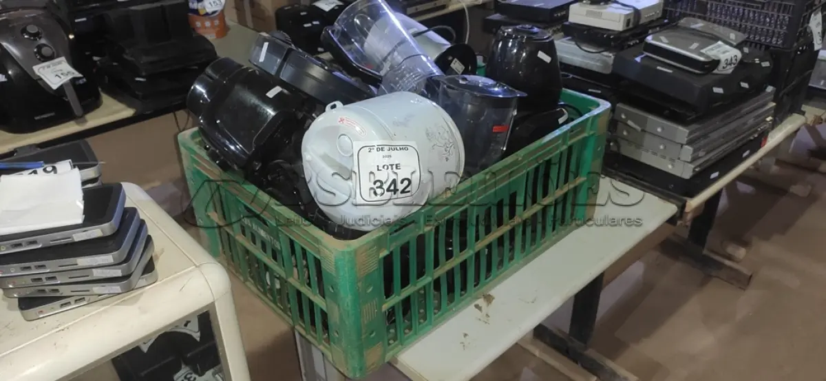 LOTE 342 - 01 AIR FRYER, 01 PIPOQUEIRA, 01 ASPIRADOR ROBÔ, 02 PANELAS ELÉTRICAS E VÁRIOS LIQUIDIFICADORES DE MODELOS DIVERSOS PARA RETIRADA DE PEÇAS. (NO ESTADO) ATENÇÃO! FAZER A VISITAÇÃO ANTES DE ARREMATAR, NÃO SABEMOS SE FUNCIONA, LEILÃO NÃO TEM GARANTIA E NEM DEVOLUÇÃO, SUJEITO A POSSÍVEIS AVARIAS VISÍVEIS/OCULTAS E/OU AUSÊNCIA DE COMPONENTES.